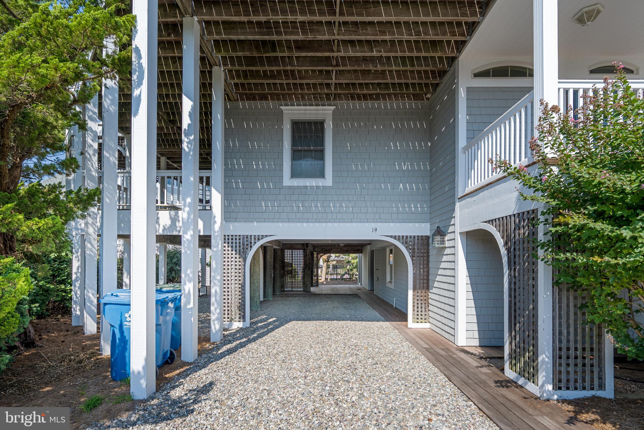 PELICANS POUCH - Residential