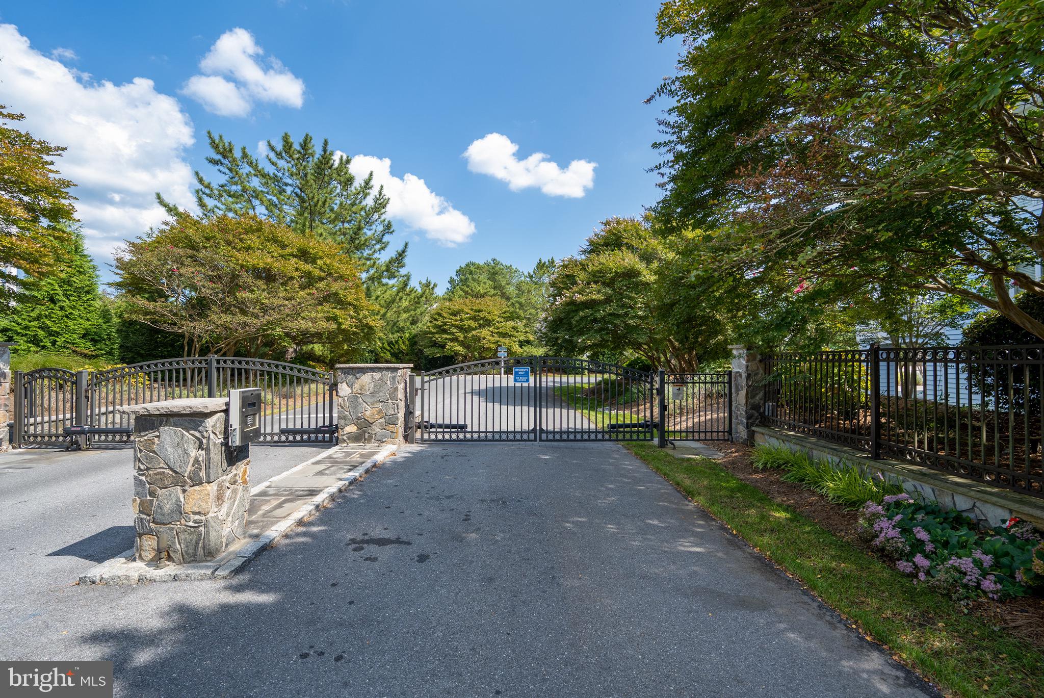 PELICANS POUCH - Residential