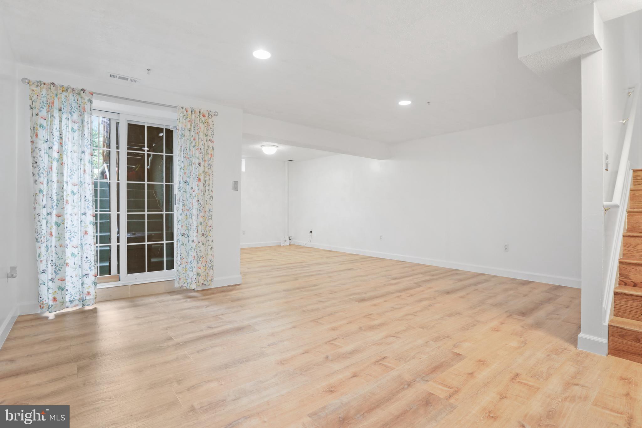 CONSTANT FRIENDSHIP - Residential