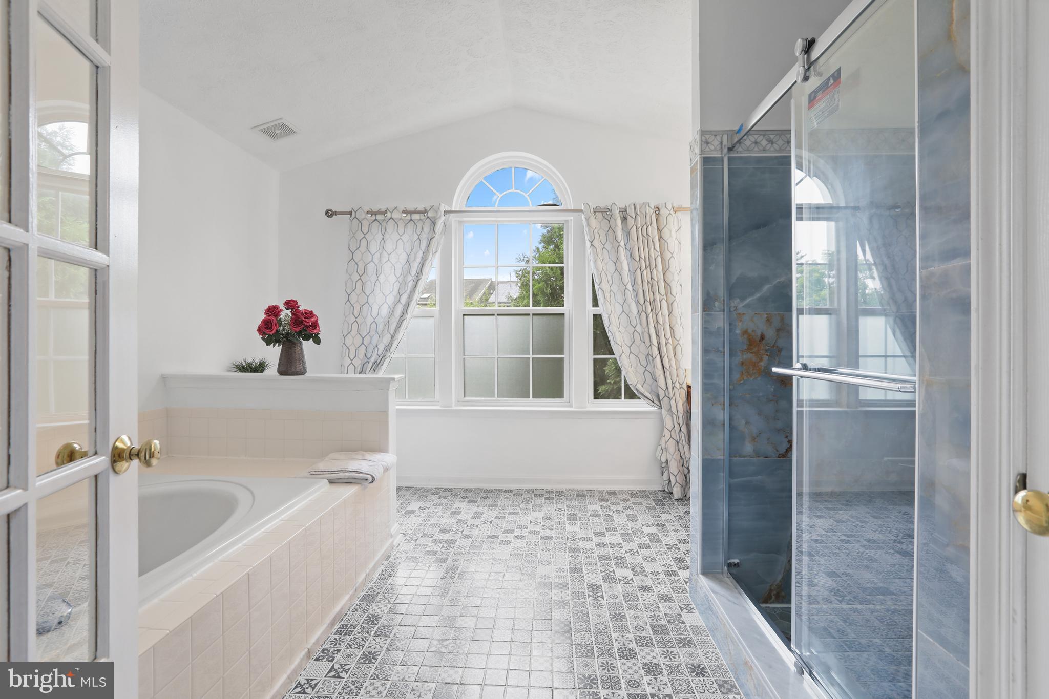 CONSTANT FRIENDSHIP - Residential