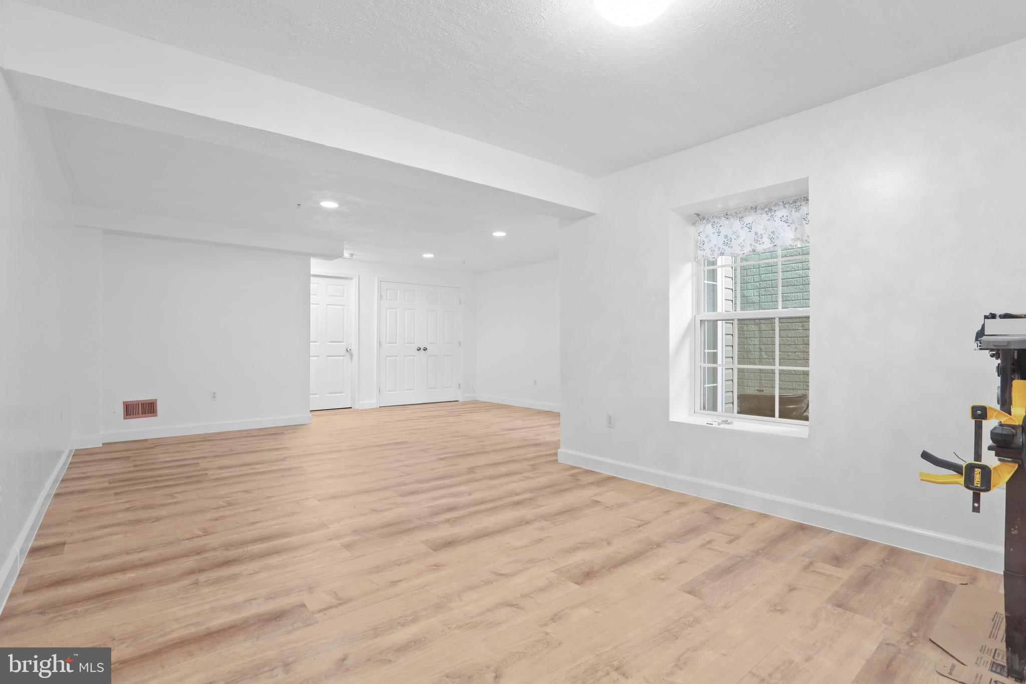 CONSTANT FRIENDSHIP - Residential