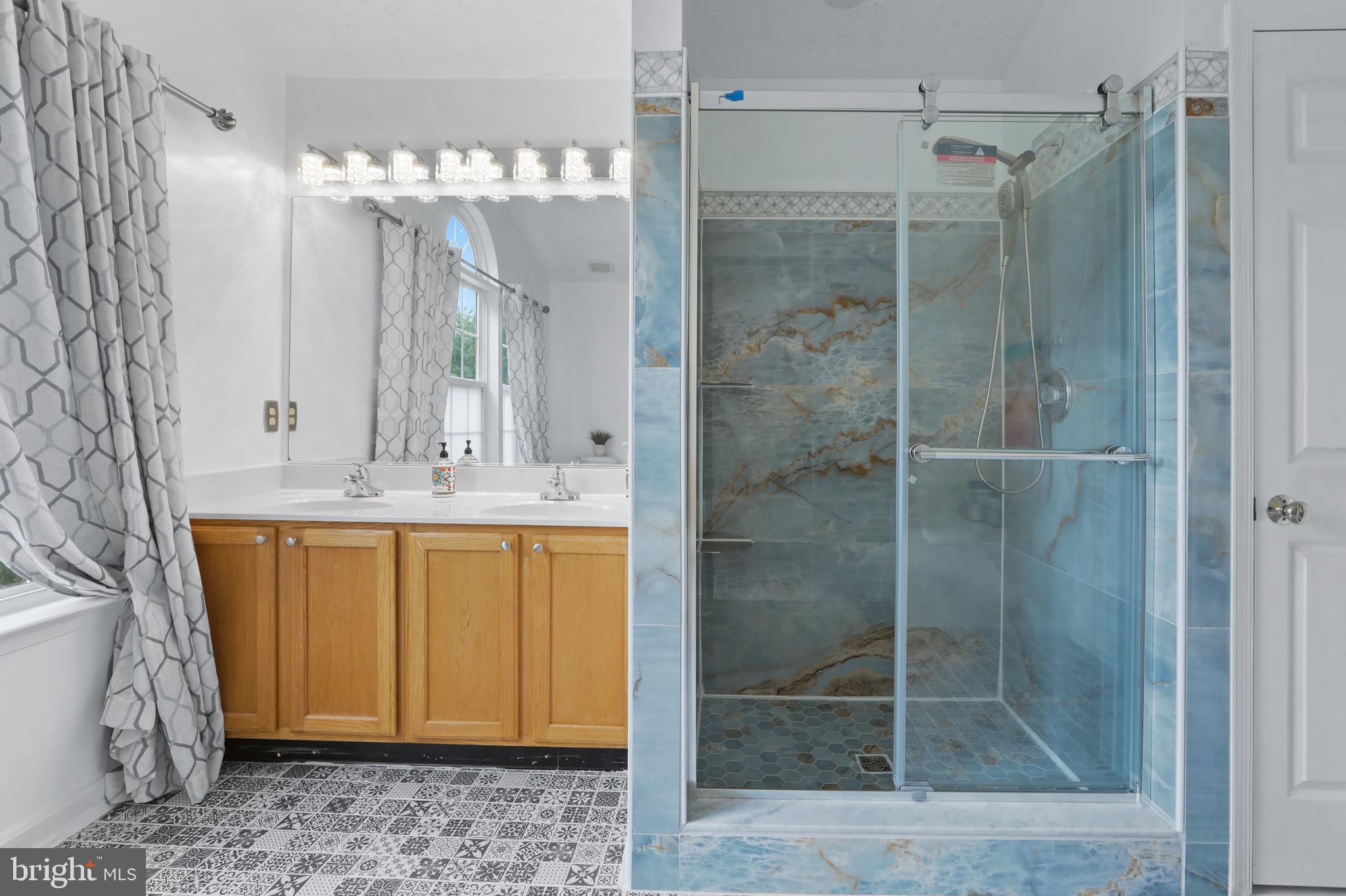 CONSTANT FRIENDSHIP - Residential