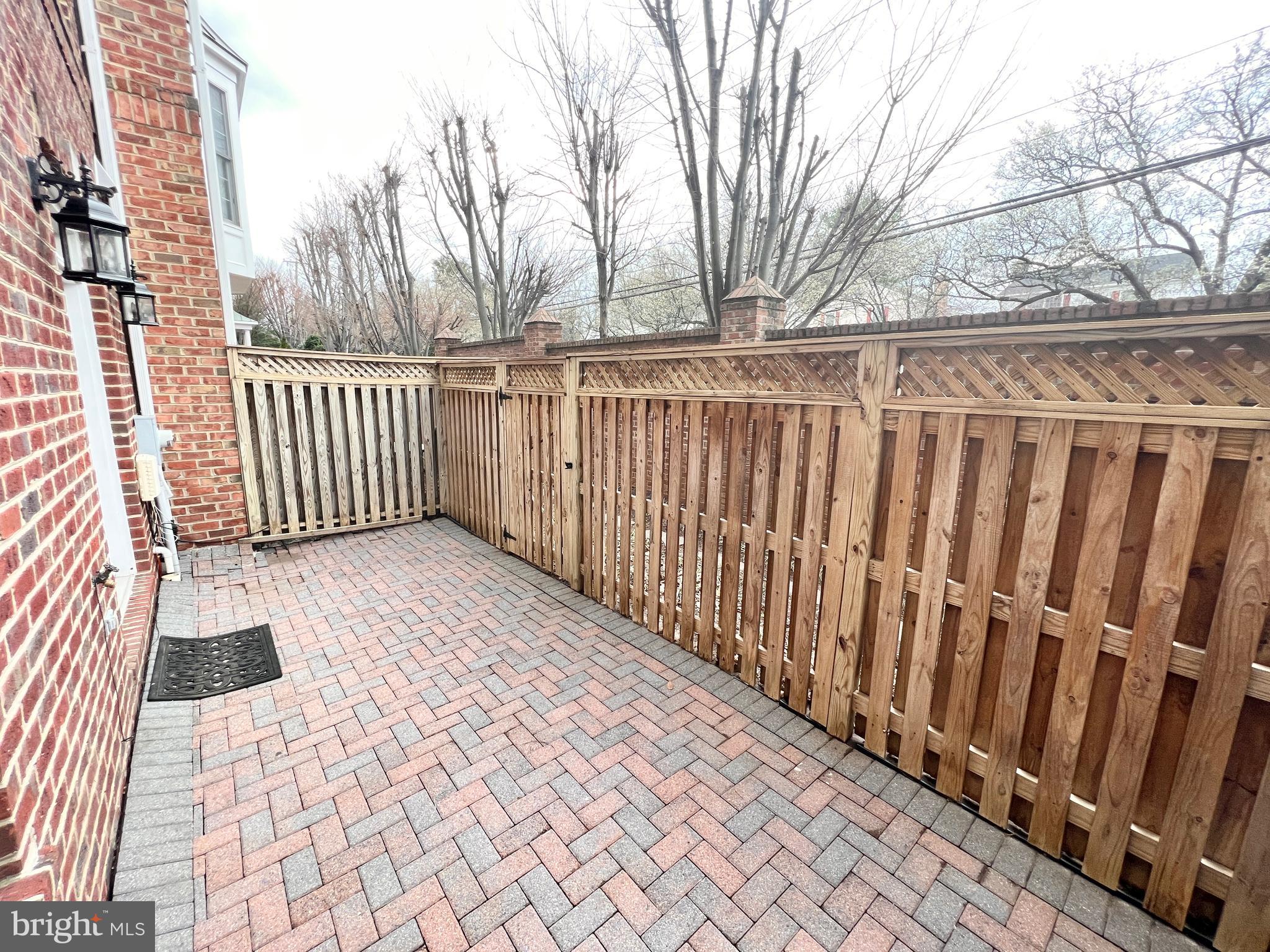 MCLEAN CREST - Residential