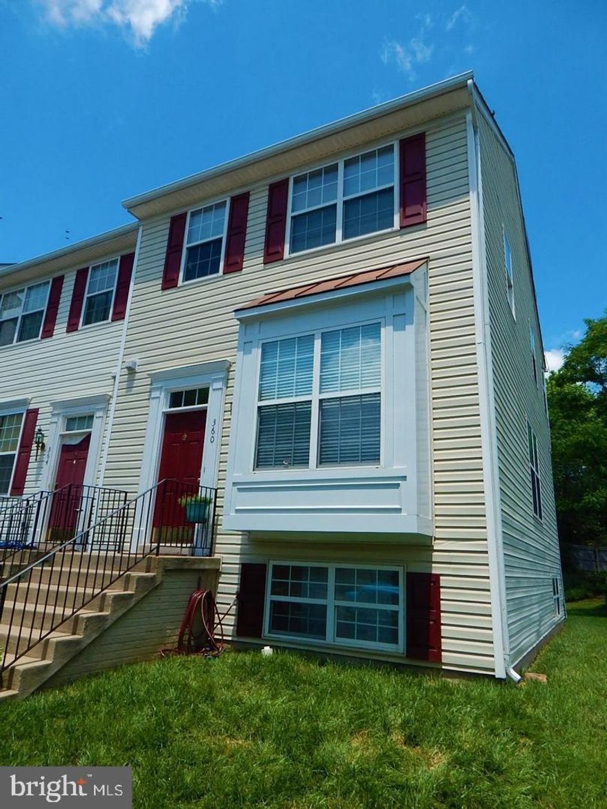Conveniently located 3BR, 2.5BA three-level townhome in Culpeper! End-Unit Townhome offers a large living space which leads into a  cozy eat-in kitchen. Three spacious bedrooms and two full baths round out the top floor. The rear yard boasts an inviting deck for outdoor entertaining. Yard backs to trees.
Pets are case by case along with a $500 Non-Refundable Pet Fee. Tenants required to enroll in the Resident Benefit Program for additional $35/month.
