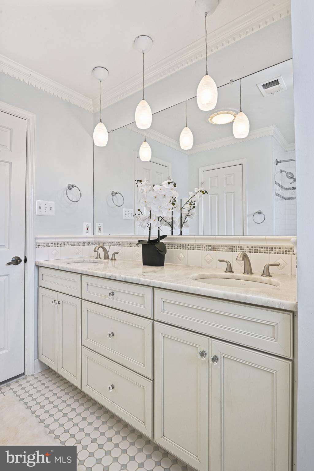 HOLLY KNOLL - Residential