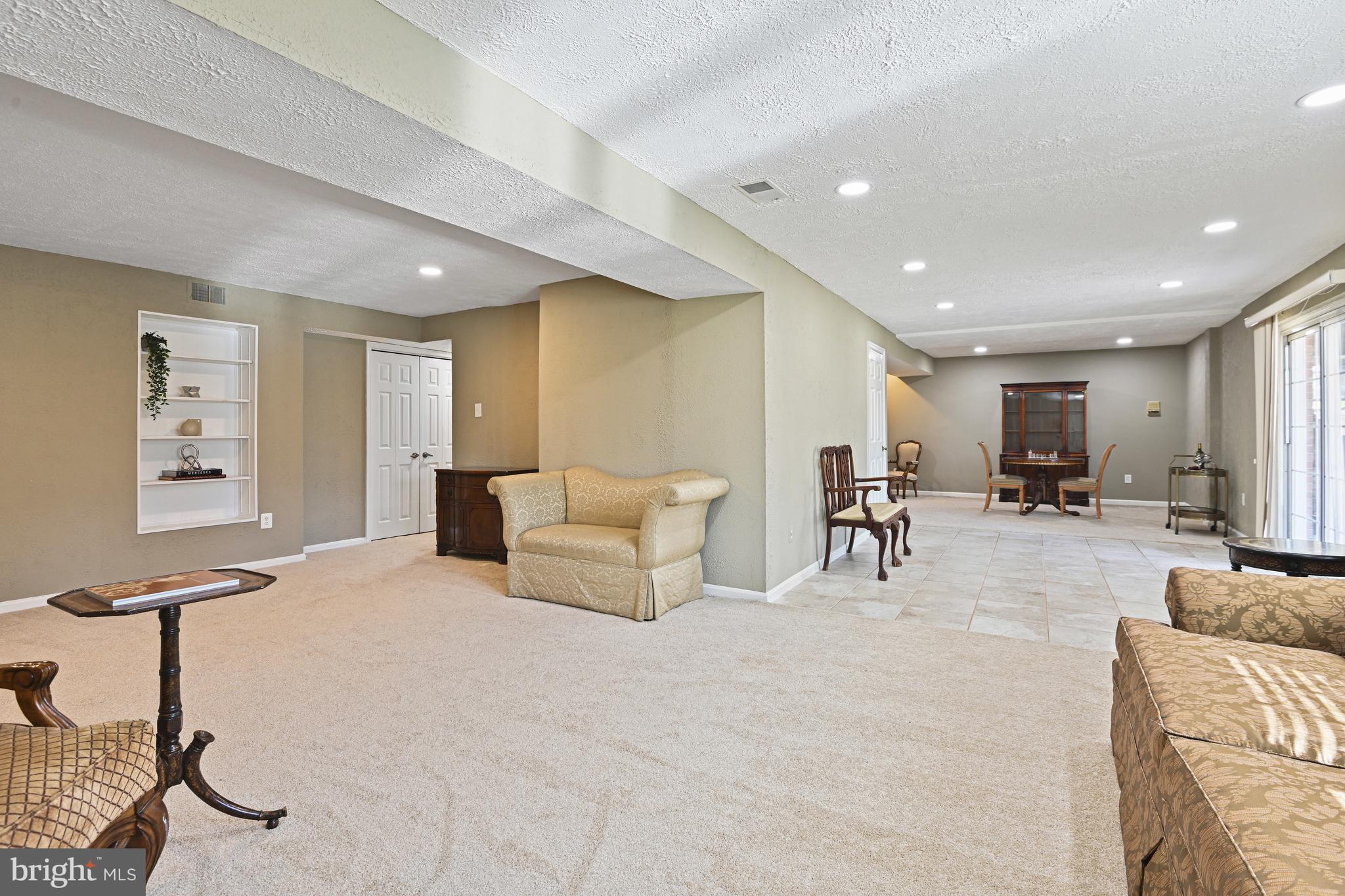 HOLLY KNOLL - Residential