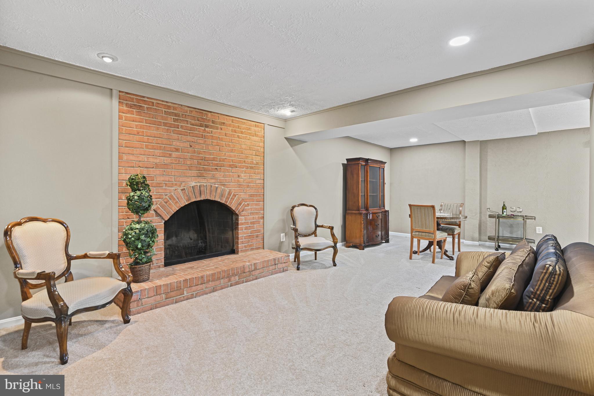 HOLLY KNOLL - Residential