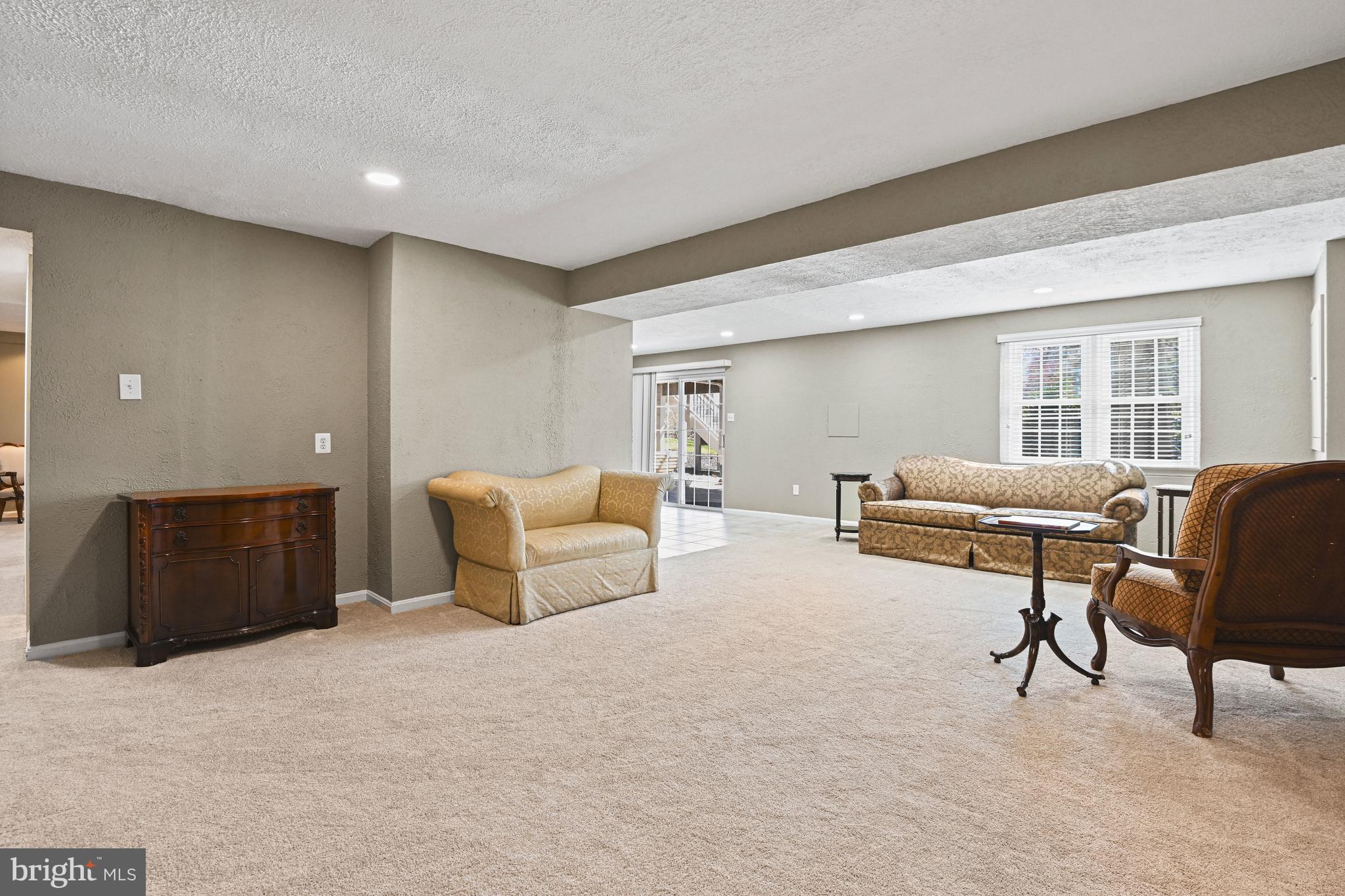 HOLLY KNOLL - Residential