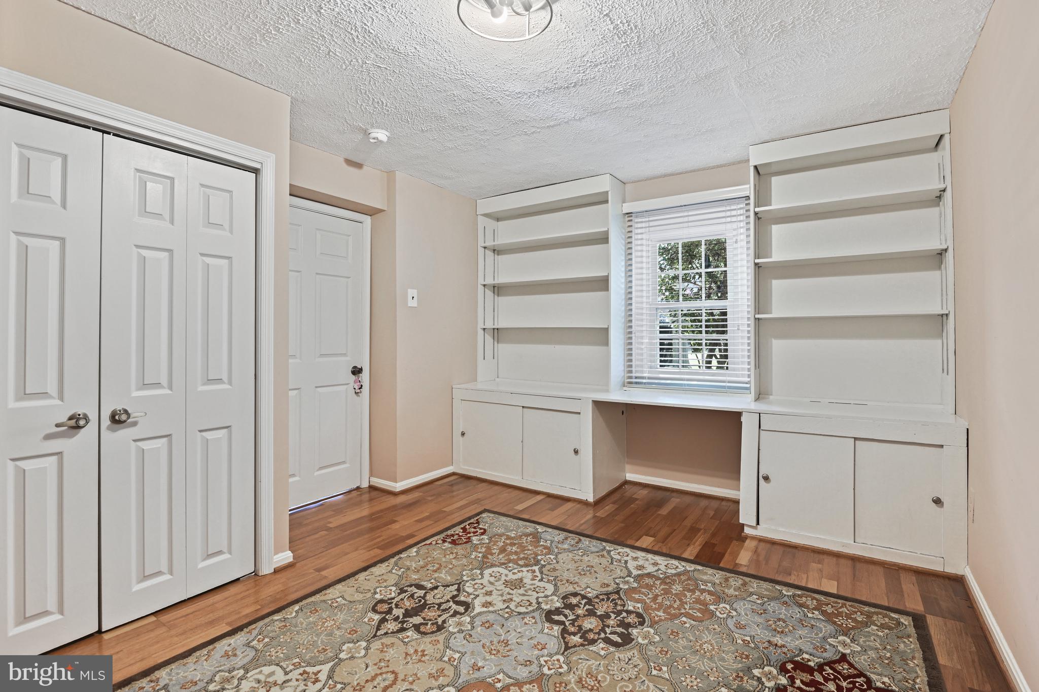 HOLLY KNOLL - Residential