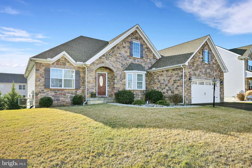 Photo of 641 WARMINSTER LN, LITITZ, PA 17543 (MLS # PALA2033040)