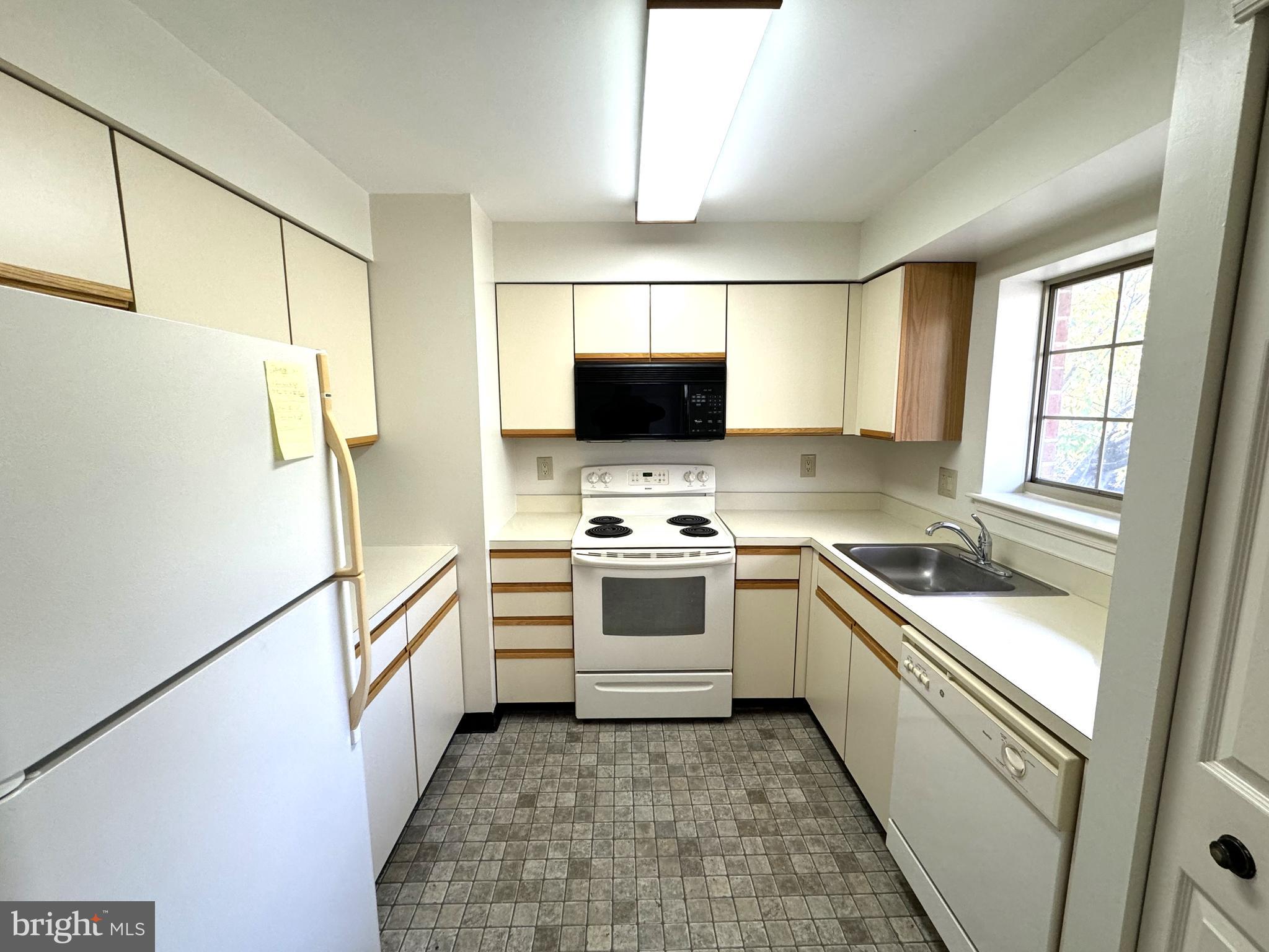 2751 PENNSYLVANIA AVENUE B202