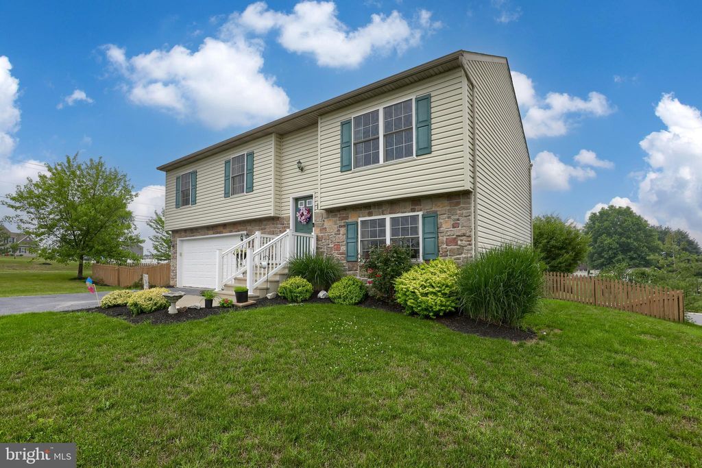 Photo of 10 JENNY LN, ELIZABETHTOWN, PA 17022 (MLS # PALA2036946)