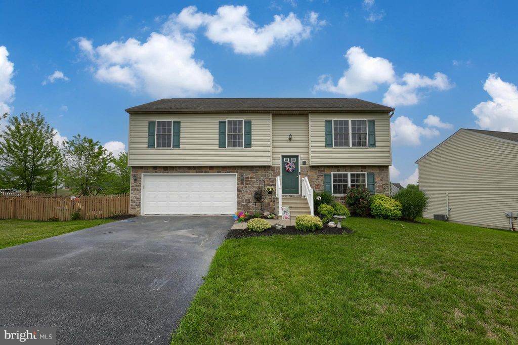 Photo of 10 JENNY LN, ELIZABETHTOWN, PA 17022 (MLS # PALA2036946)