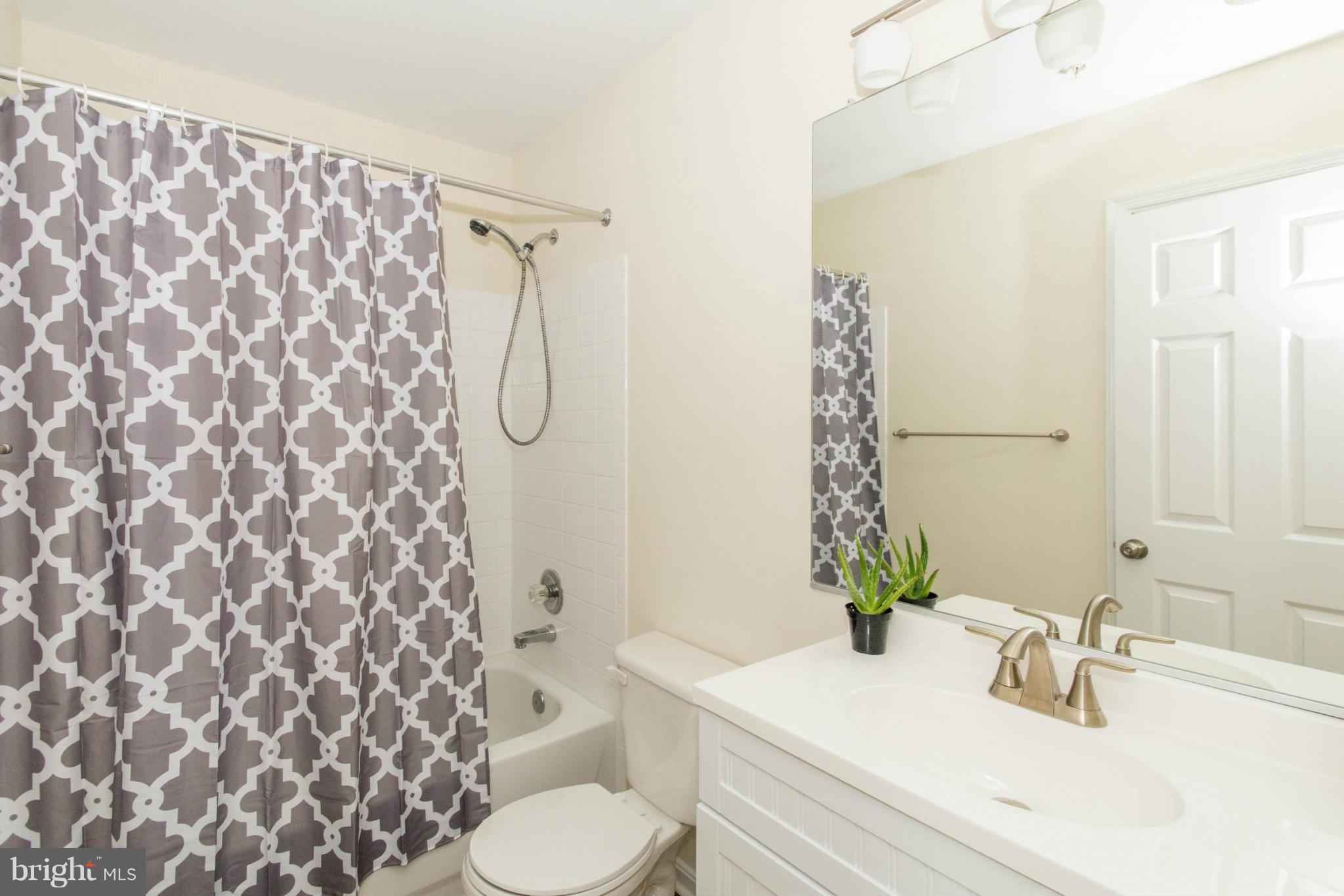 EMERALD KNOLLS - Residential