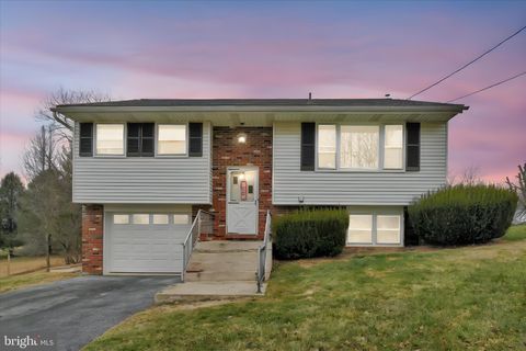 Photo of 631 W Franklin Street, WOMELSDORF, PA 19567 (MLS # PABK2066918)