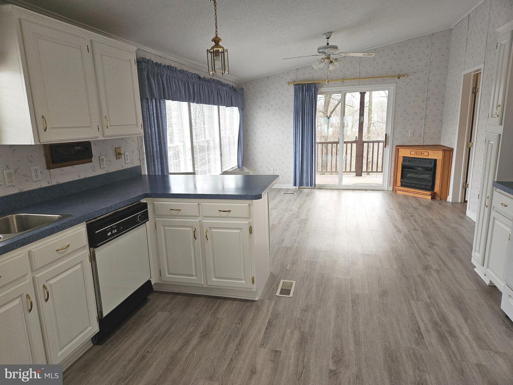 COUNTRY MANOR - Residential