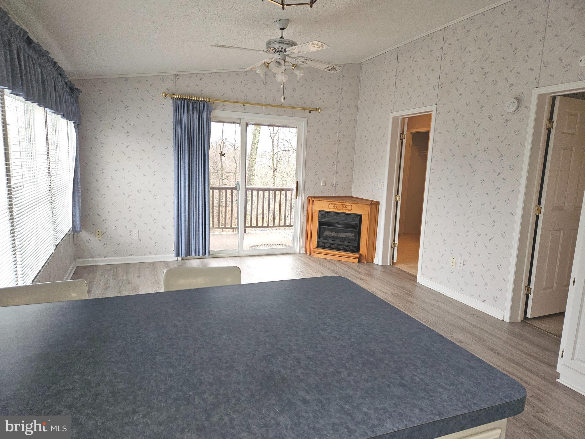 COUNTRY MANOR - Residential