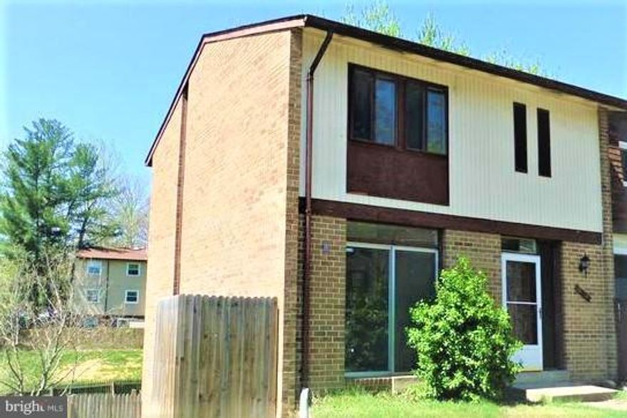 WONDERFUL END UNIT TOWNHOUSE IN THE HEART OF LAKE RIDGE!! MOVE-IN READY AND WAITING FOR YOU! OPEN CONTEMPORARY FEEL WITH  HUGE WINDOWS GIVE YOU ALL OF THE LIGHT YOU NEED! WALKOUT LOWER LEVEL BOASTS REC ROOM. FENCED BACKYARD WITH A HUGE BACKYARD PERFECT FOR ENTERTAINING! BACKS TO COMMON GROUND AND TREES. CLOSE TO SHOPS & RESTAURANTS***OUTSTANDING VALUE!! DON'T MISS IT! SEE IT TODAY!