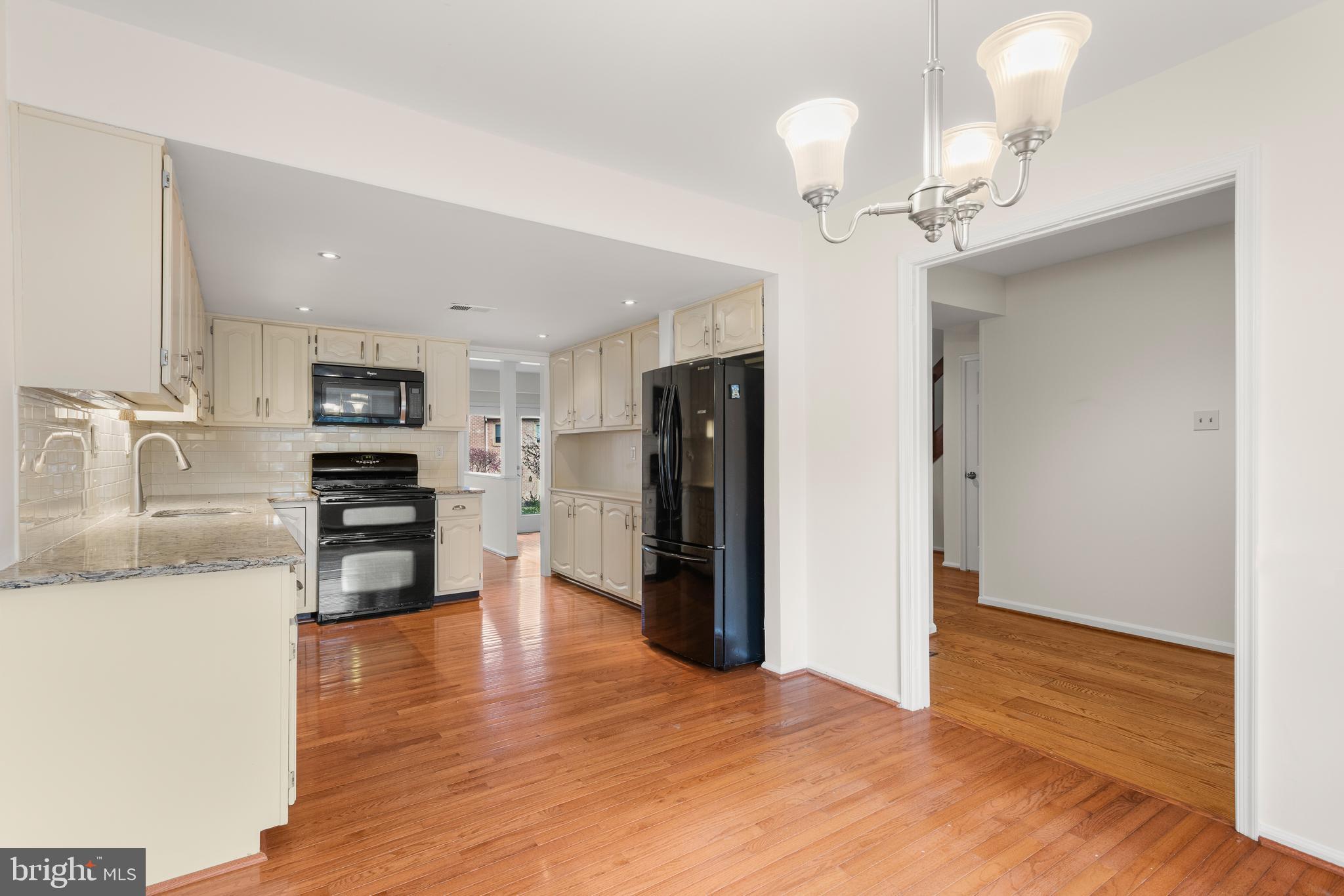 QUARTERS - Residential Lease