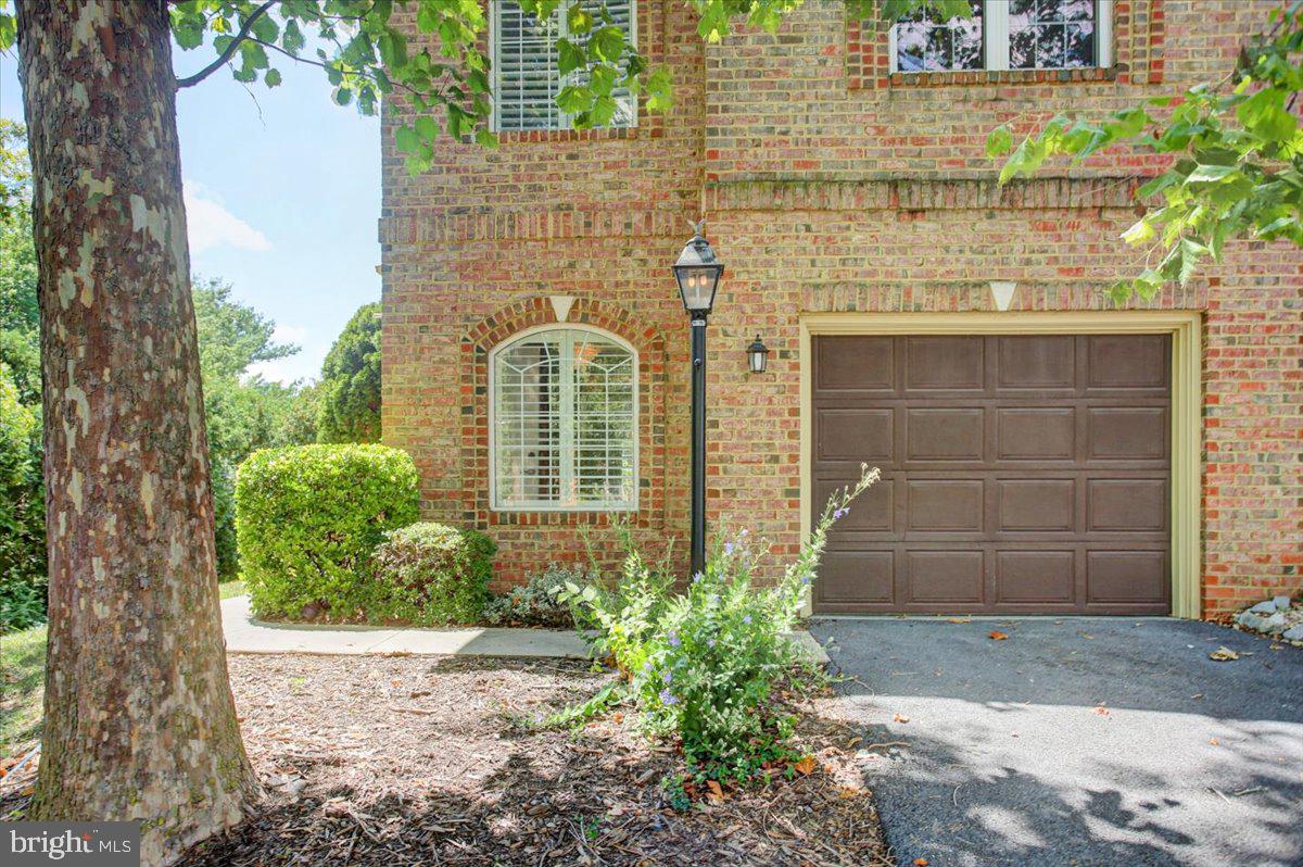 1251 LINDSAY LANE