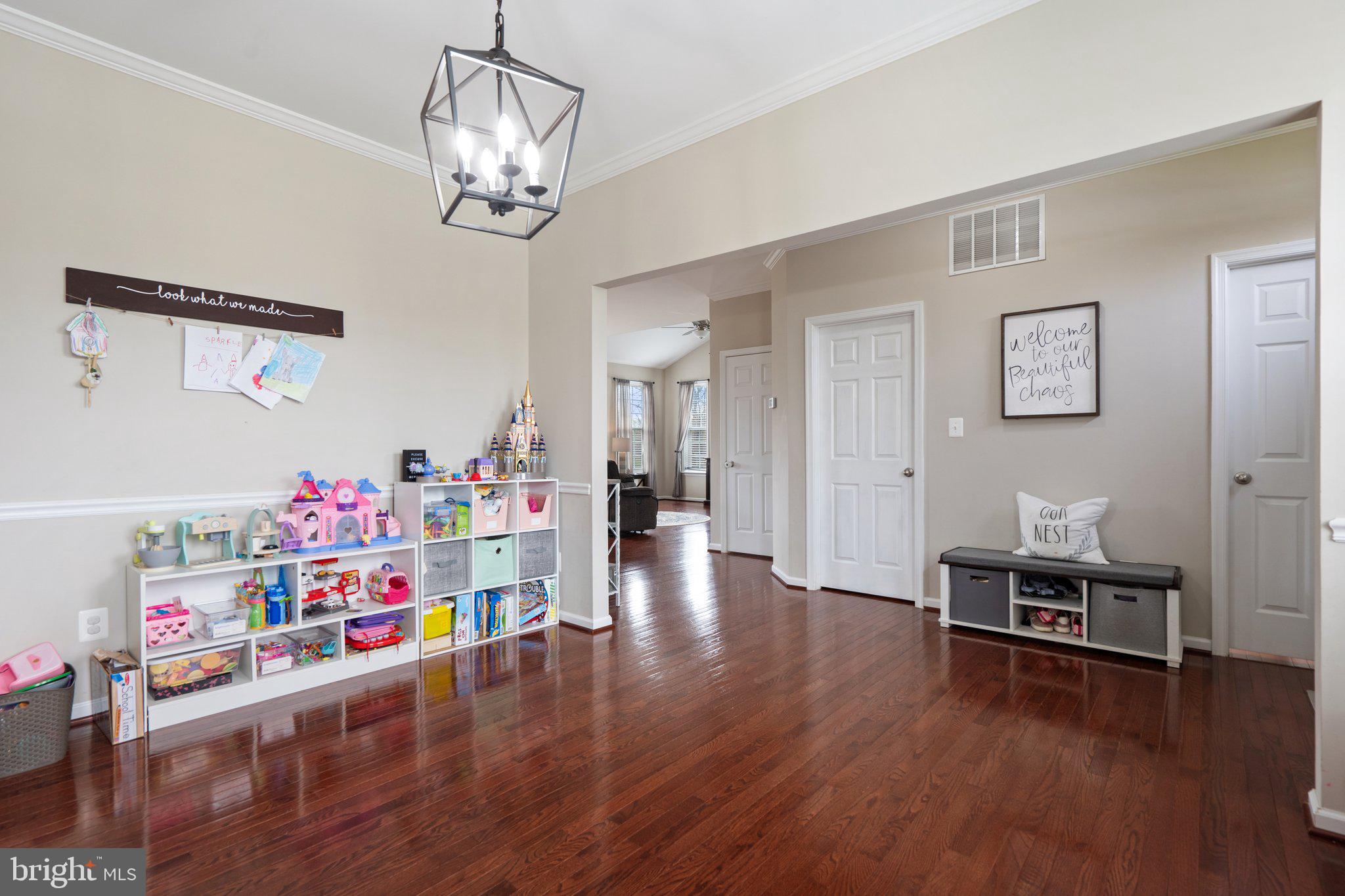 COLONIAL HILLS - Residential