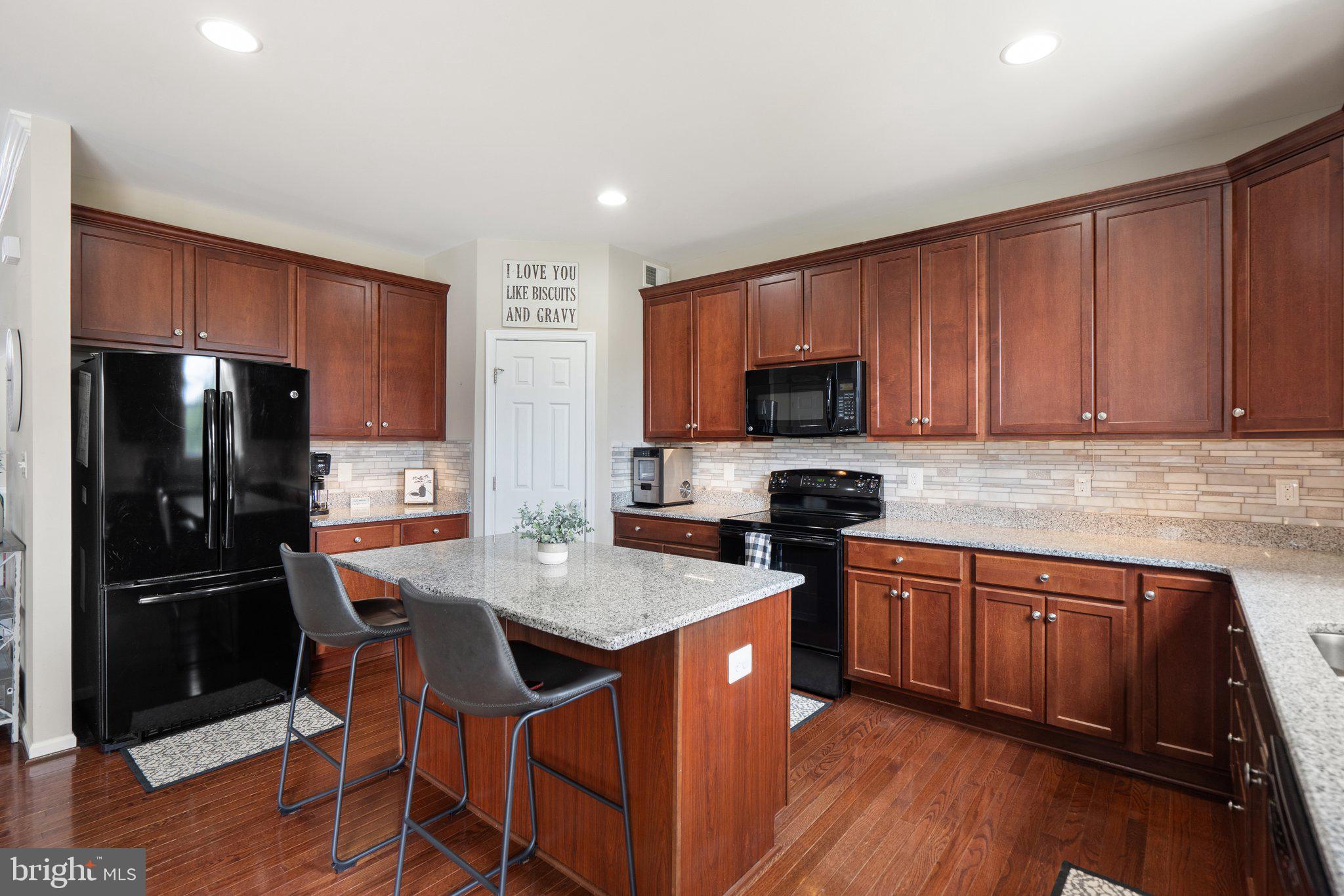 COLONIAL HILLS - Residential