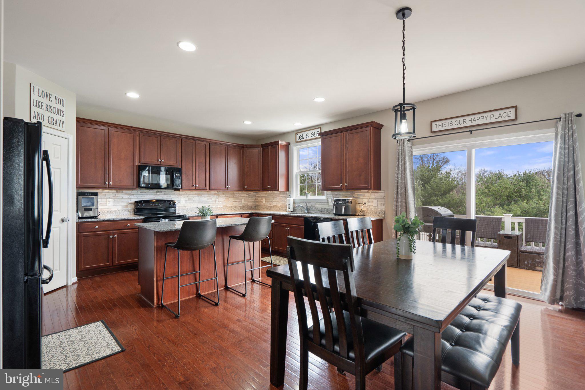 COLONIAL HILLS - Residential