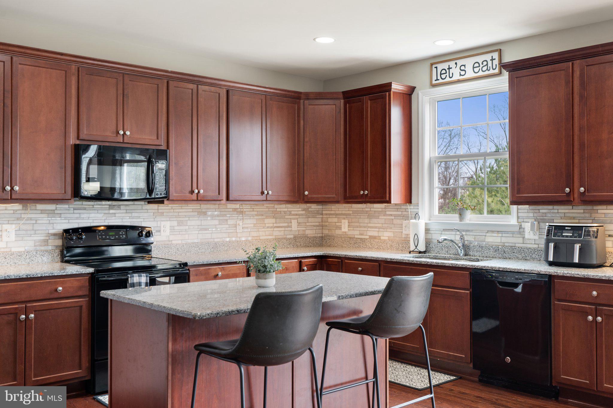 COLONIAL HILLS - Residential