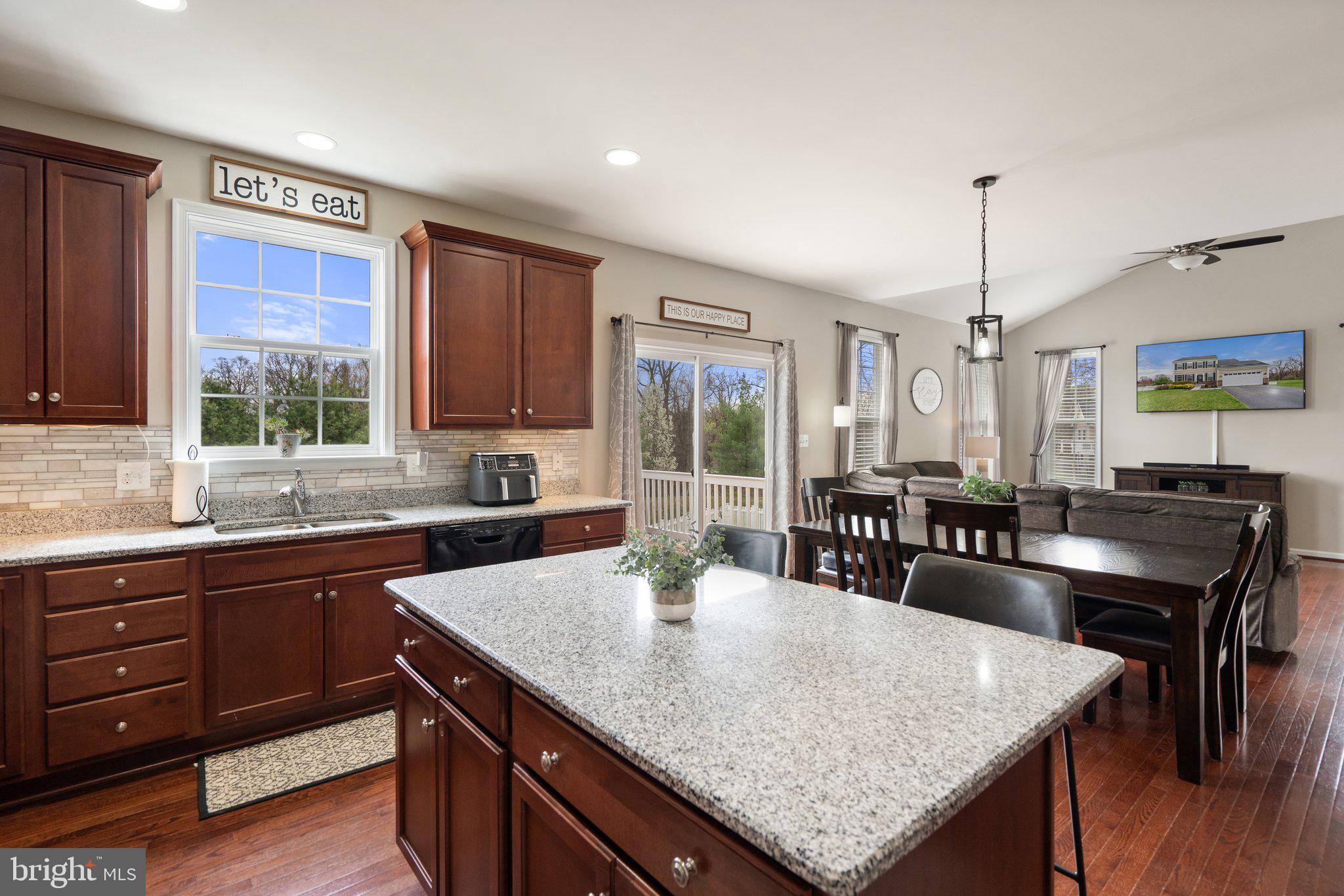 COLONIAL HILLS - Residential