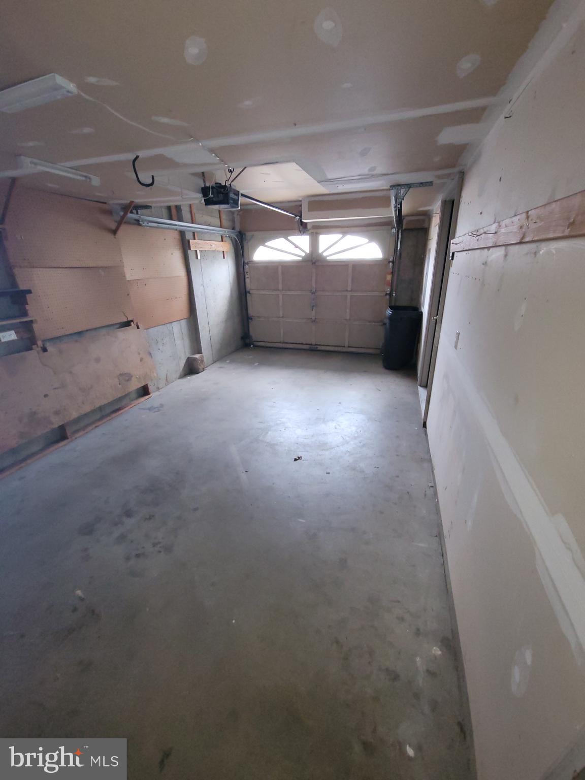 LAKEWOOD ESTATES - Residential Lease