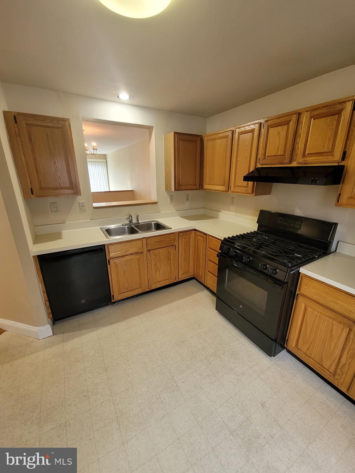 LAKEWOOD ESTATES - Residential Lease