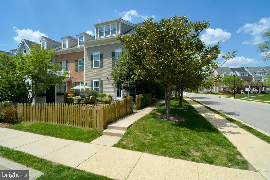 Bright & open floor plan.  End unit w/ tons of windows.  Gourmet kitchen w/ breakfast bar, white cabinets, eat in kitchen w/ bay window.  Gas fireplace, crown molding, laminate flooring.  Second level w/ 2 bedrooms, full bath & bonus family room.  Upper level w/ huge master suite, large walk in closet, soaking tub, separate shower, double sinks, pull down attic stairs for extra storage. Great find