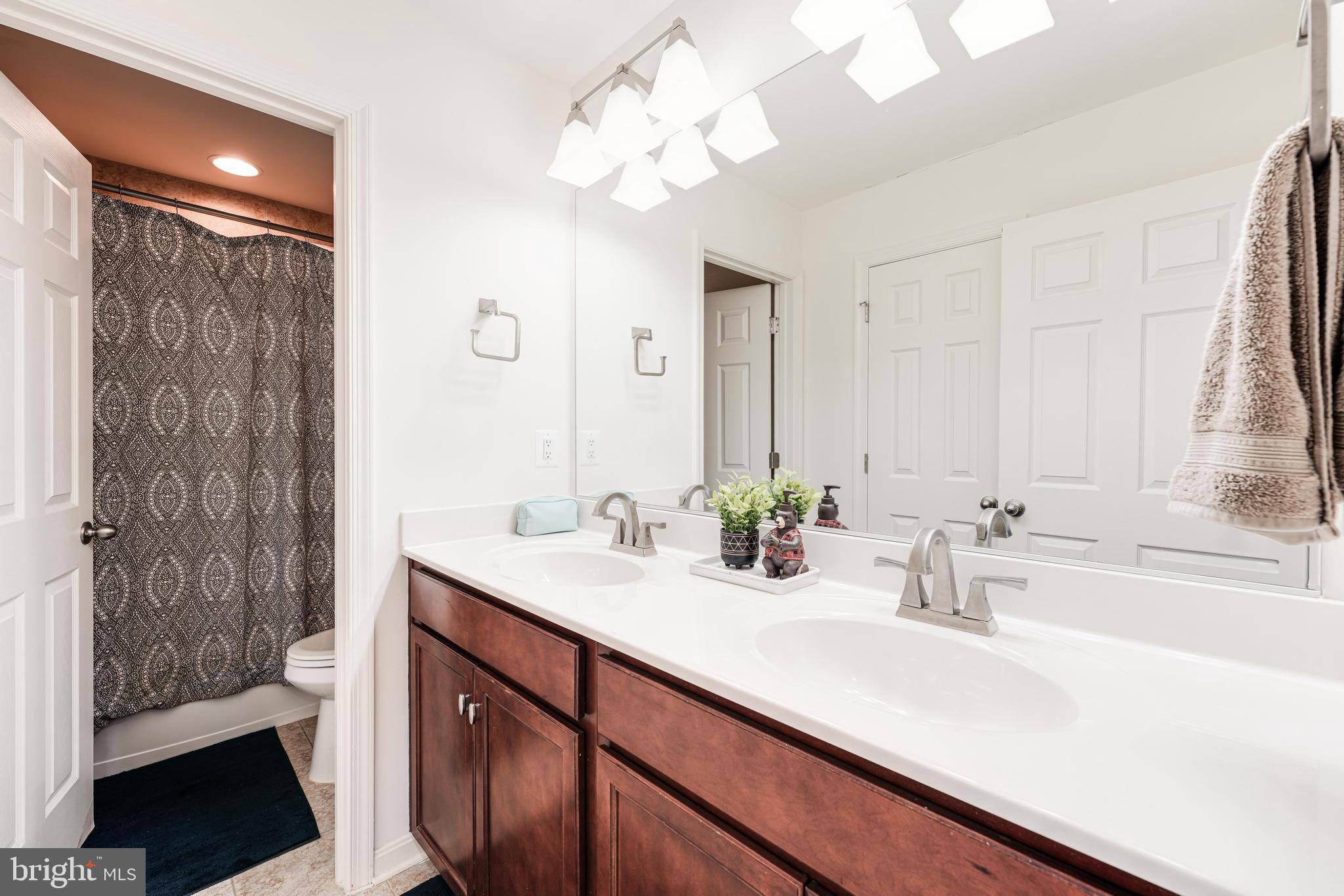 ASHBURN KNOLLS - Residential Lease