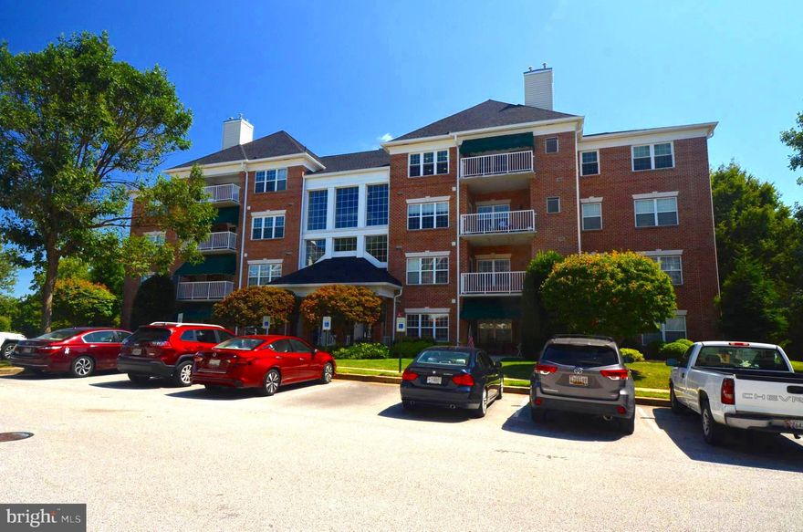 Enjoy the carefree, convenient lifestyle that this spacious, penthouse-level elevator condo provides.  This condo has an open floor plan and features an eat-in kitchen/breakfast room with access to a west-facing balcony with a retractable awning and storage room.  Other features include a separate dining room area,  as well as a generous in-unit laundry room.  All of this is just a short distance from a shopping center that offers a grocery store, coffee shop, drug store, restaurants, and more.   Come and take a look.