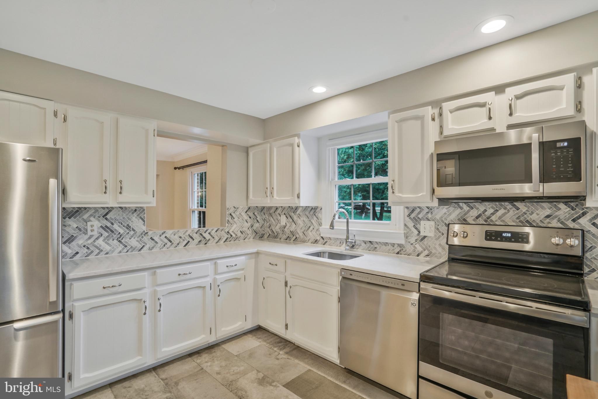 MANCHESTER SQUARE - Residential Lease