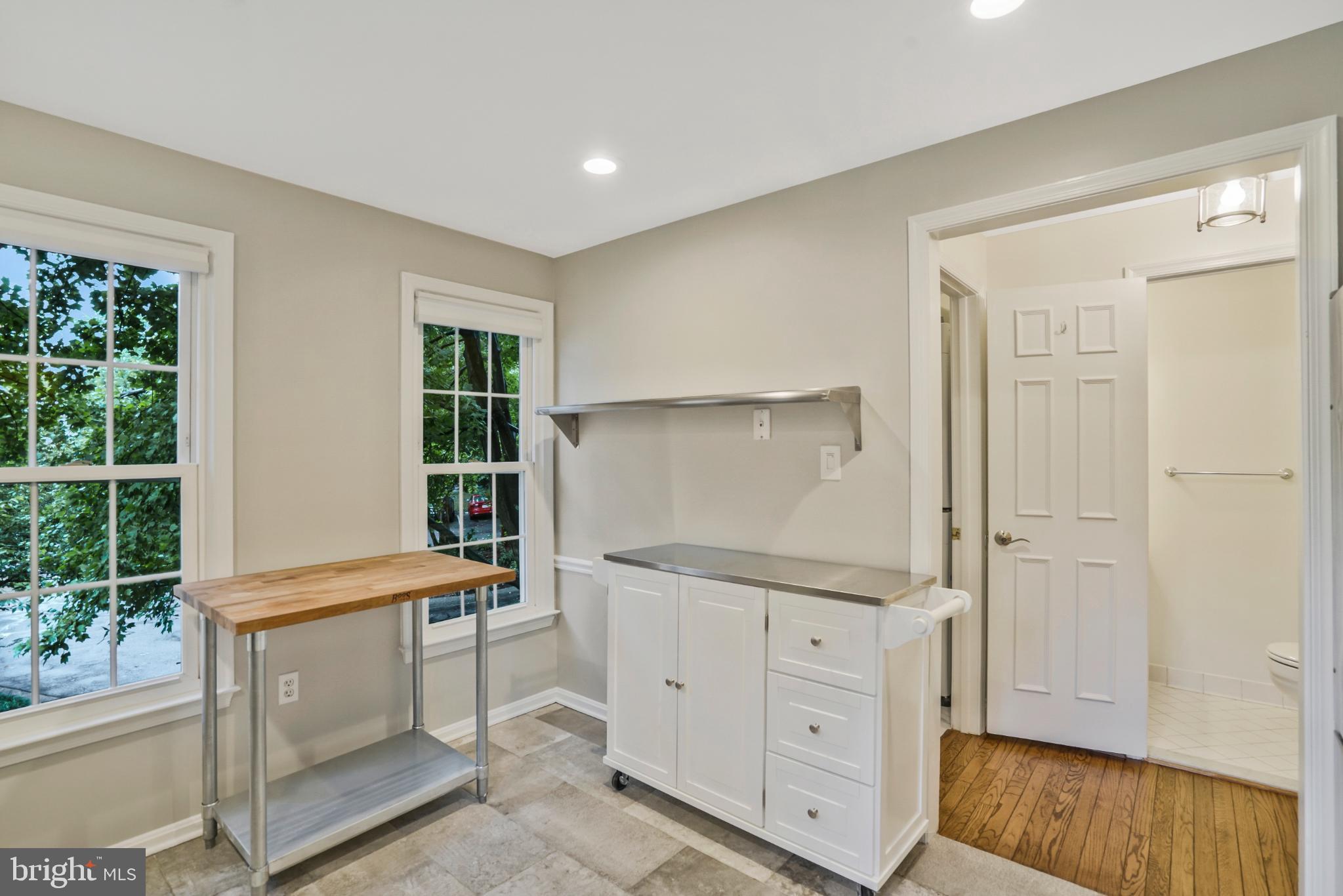 MANCHESTER SQUARE - Residential Lease