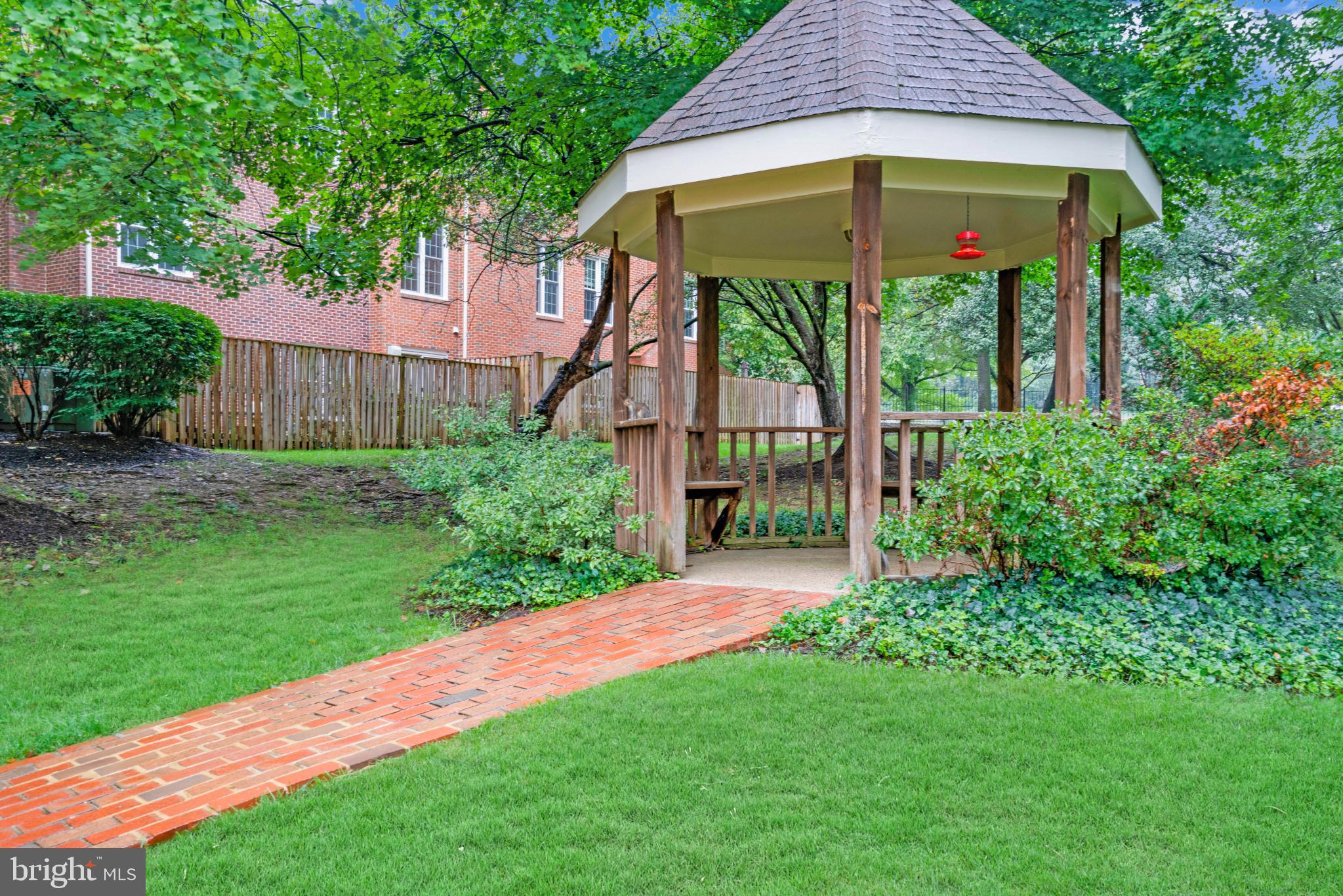 MANCHESTER SQUARE - Residential Lease