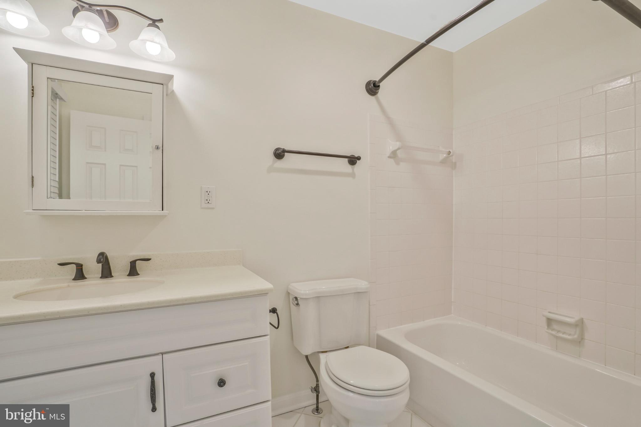 MANCHESTER SQUARE - Residential Lease