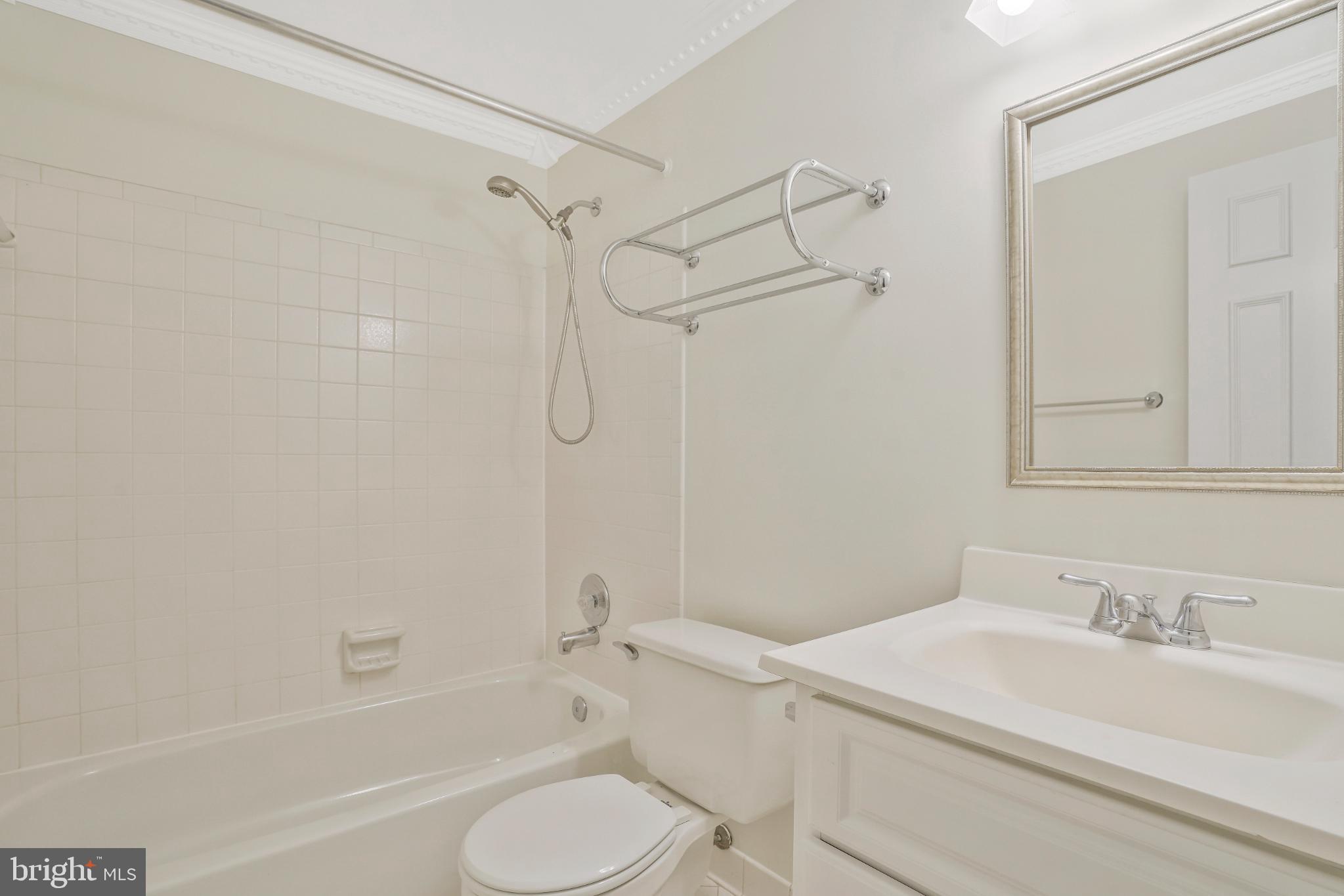 MANCHESTER SQUARE - Residential Lease