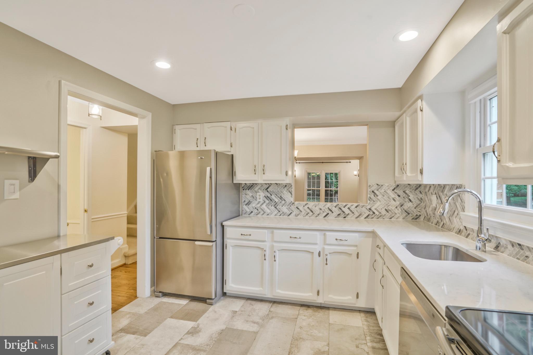 MANCHESTER SQUARE - Residential Lease