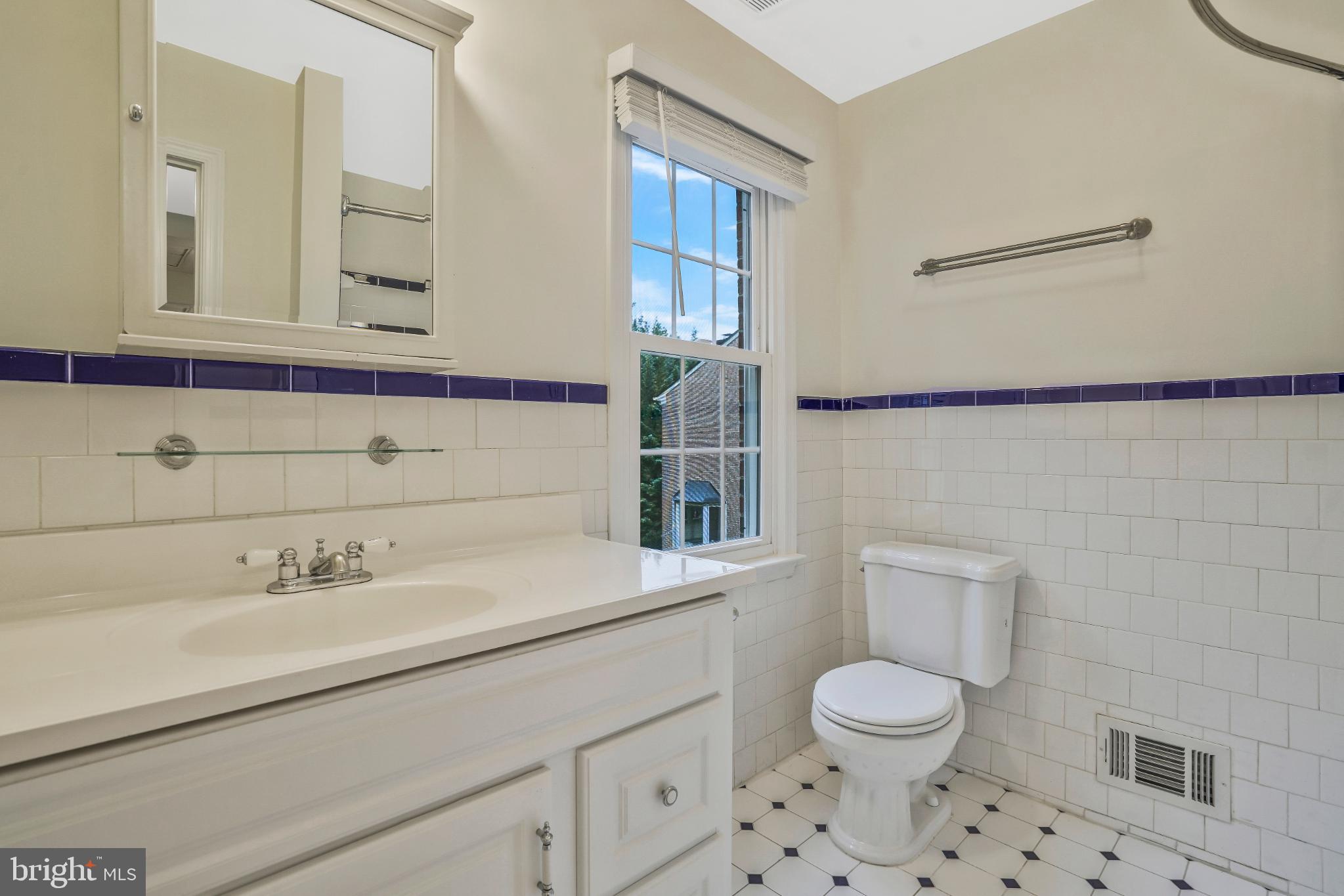 MANCHESTER SQUARE - Residential Lease