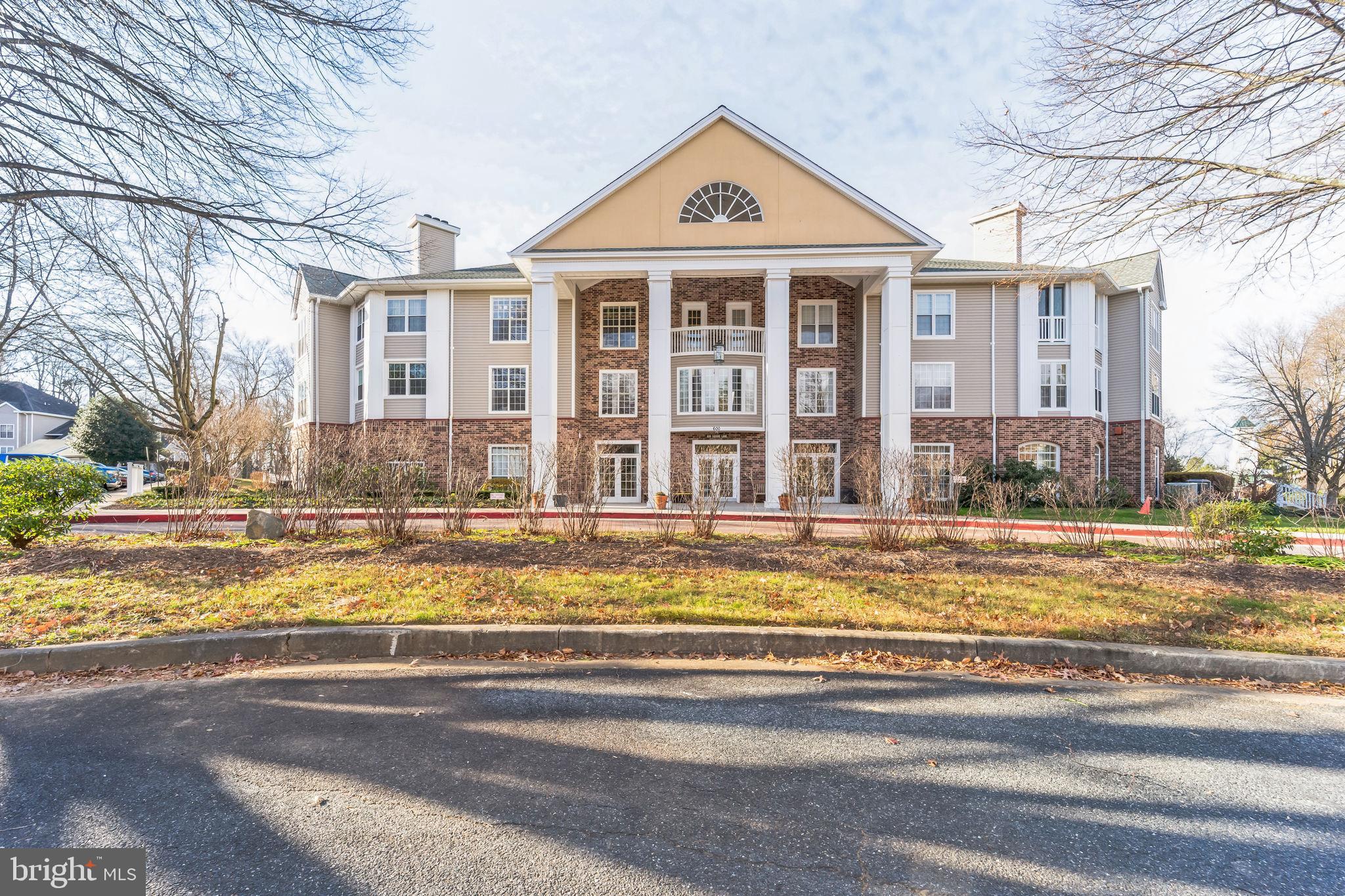 ENGLISH COUNTRY MANOR - Residential Lease