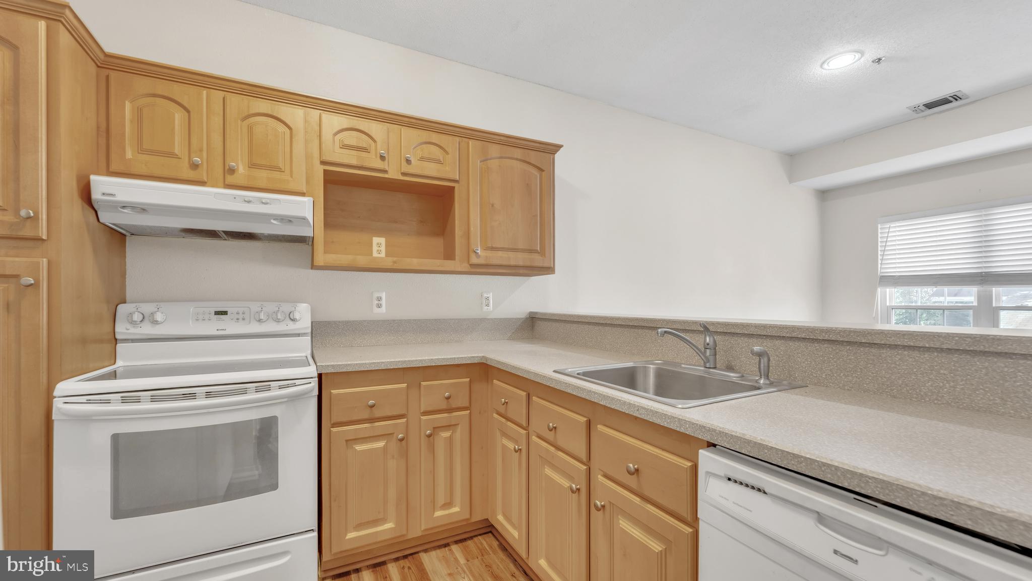 ENGLISH COUNTRY MANOR - Residential Lease