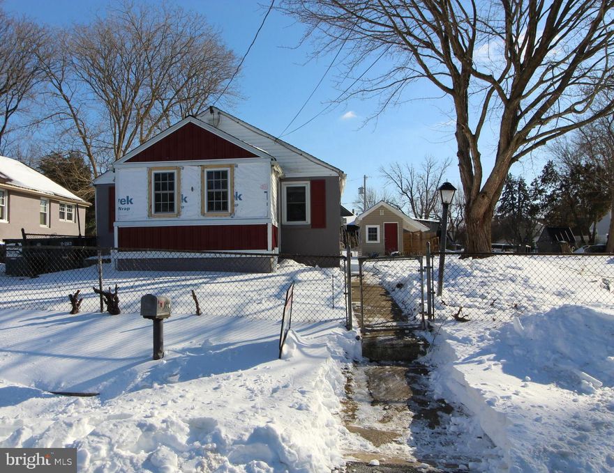 Are you looking for one level of living in a super convenient area?  Well, look no further!!!  Check out this ranch style home with wood floors, spacious Living Room and Dining Room, Den, updated Kitchen with stainless refrigerator, double sinks, dishwasher and electric range, two bedrooms and one full bathroom which has been updated and has a jet tub!  Yes, this home needs a little TLC, but when you are done, it will be awesome!  This location is super close to I-95, and an easy commute to Philadelphia or Wilmington!  There are plenty of  restaurants, shopping and anything else you need close by!  There is an open lot adjoining this home which is listed separately for only $49,900!  Don't miss out on this one!