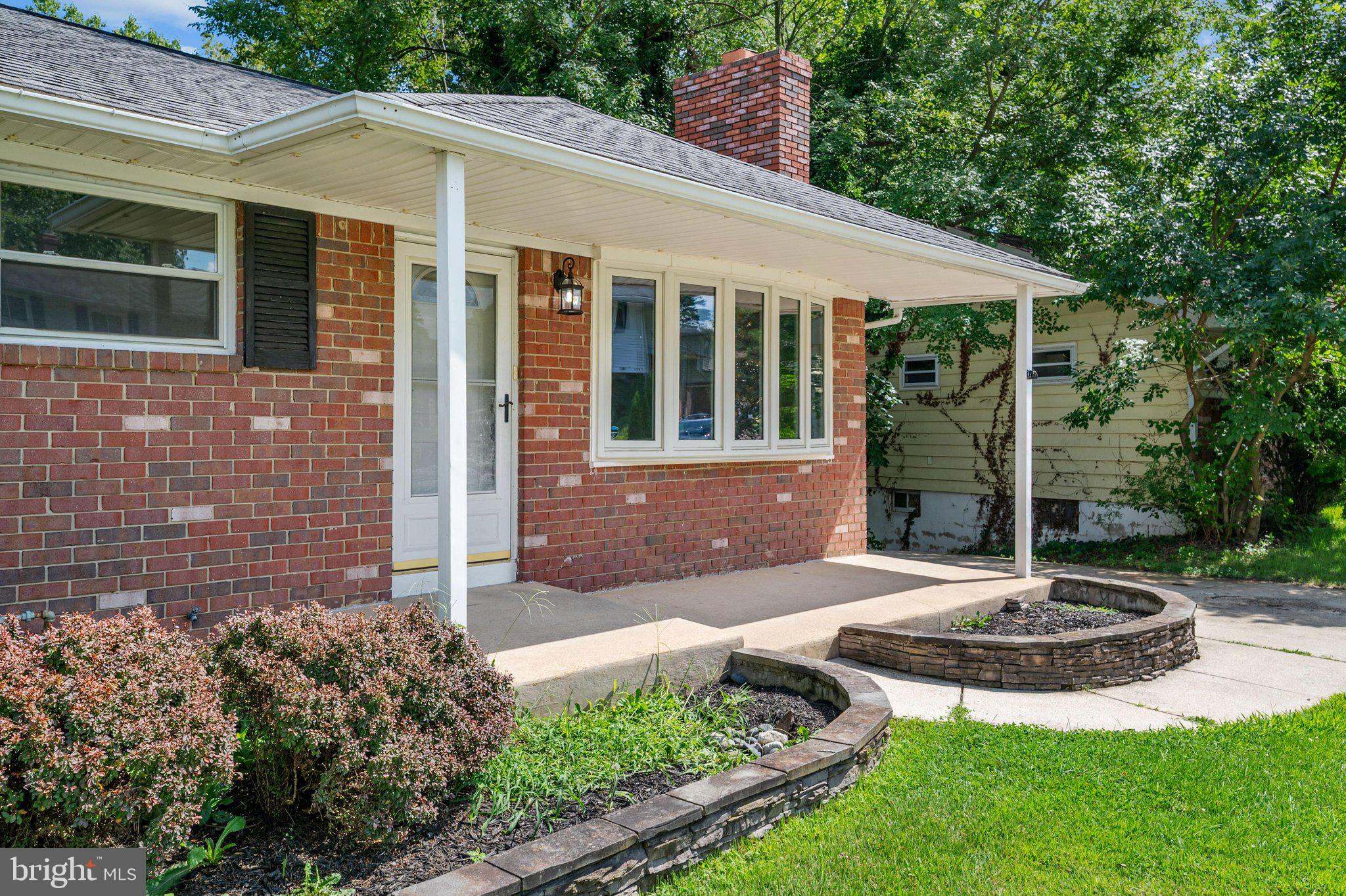 541 CRESTPARK DRIVE