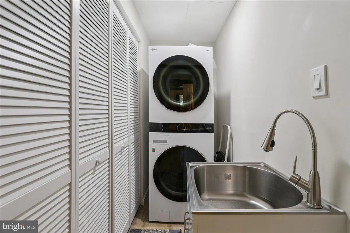 Manassas, Virginia 20110, United States, 3 Bedrooms Bedrooms, ,4 BathroomsBathrooms,Residential,Active,196232