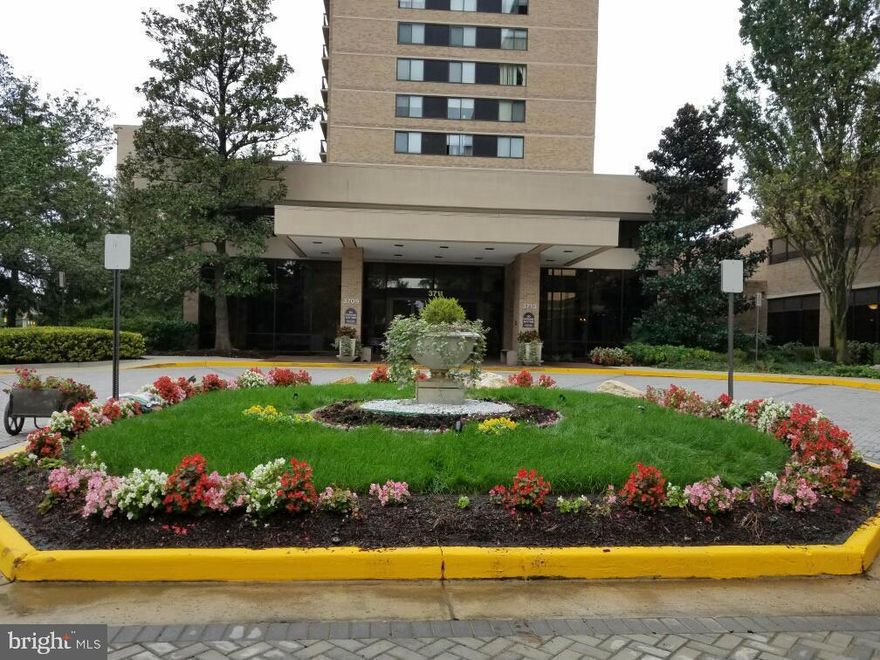 Beautiful spacious one bedroom with balcony , remodeled unit. Fresh paint., laminated floors,  Granite counter tops.  Swimming pool. Exercise room. Minutes to DC, shopping, and walking trails.  Close to shopping.