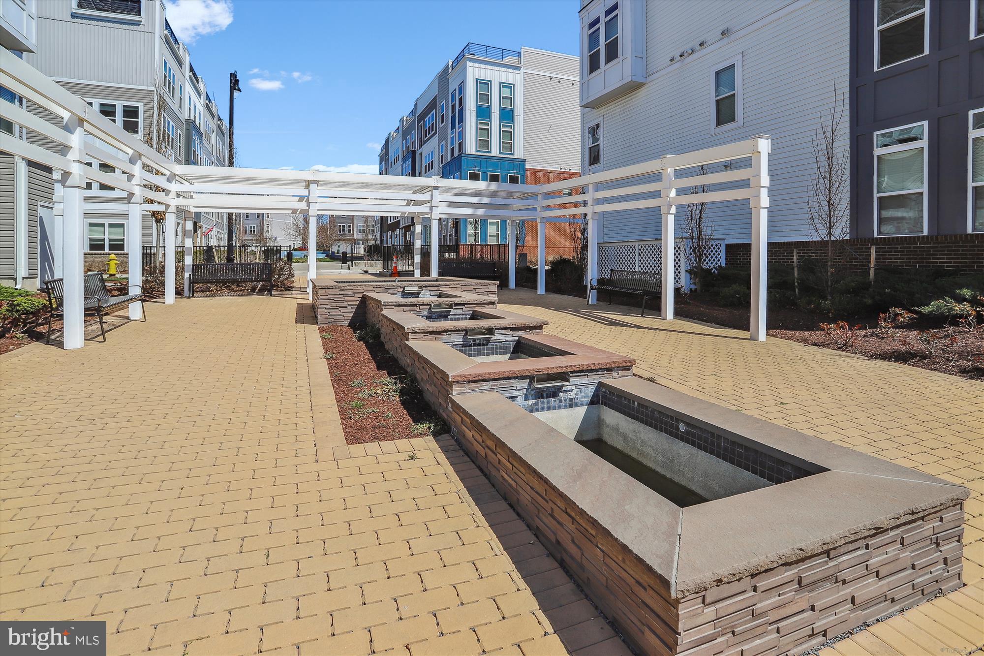 ADMIRALS SQUARE - Residential