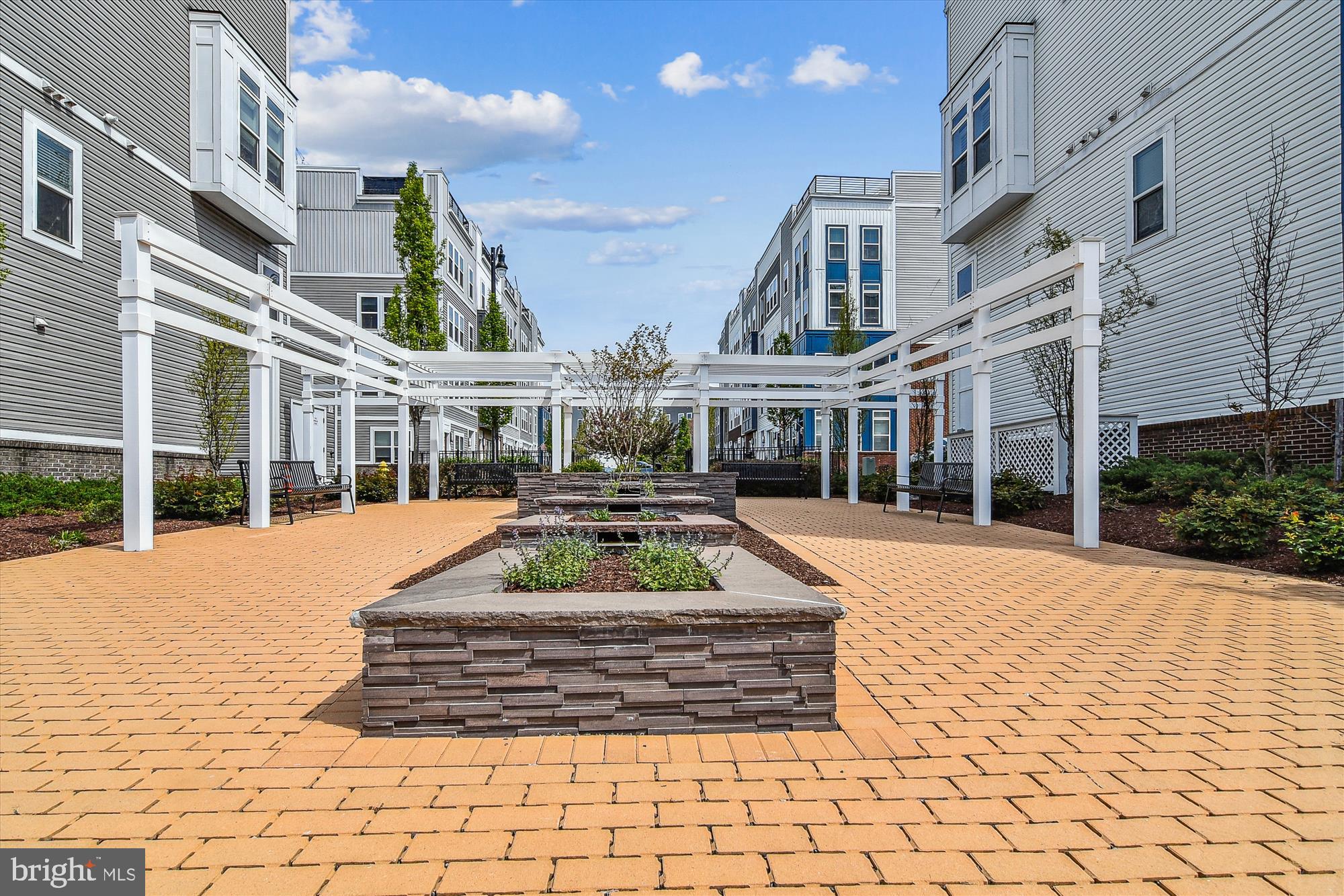 ADMIRALS SQUARE - Residential