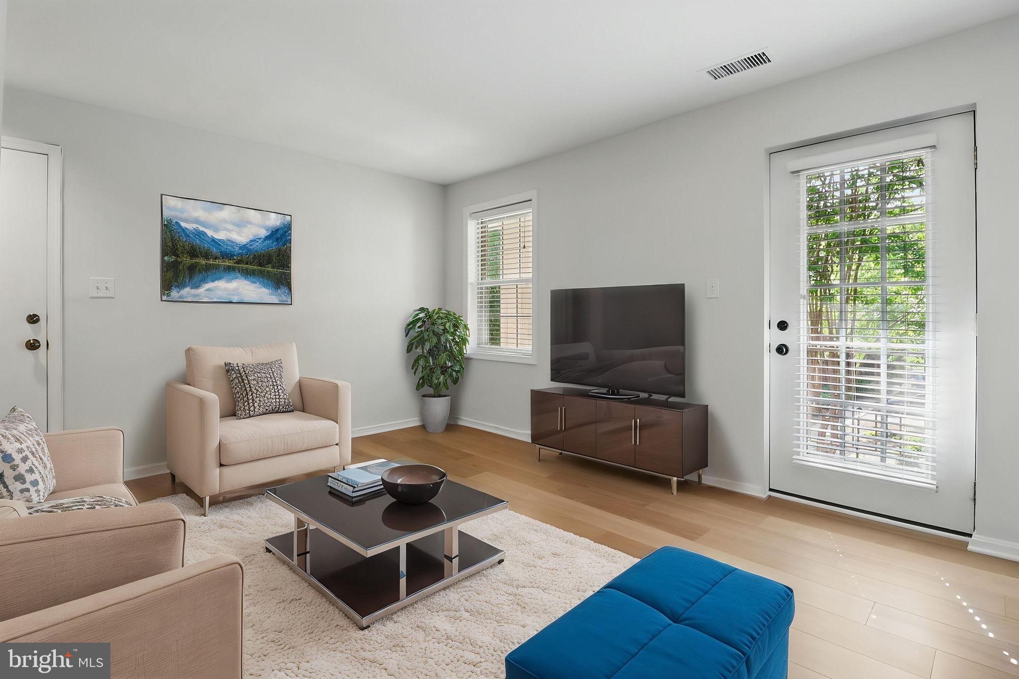 1403 E ABINGDON DRIVE E 3